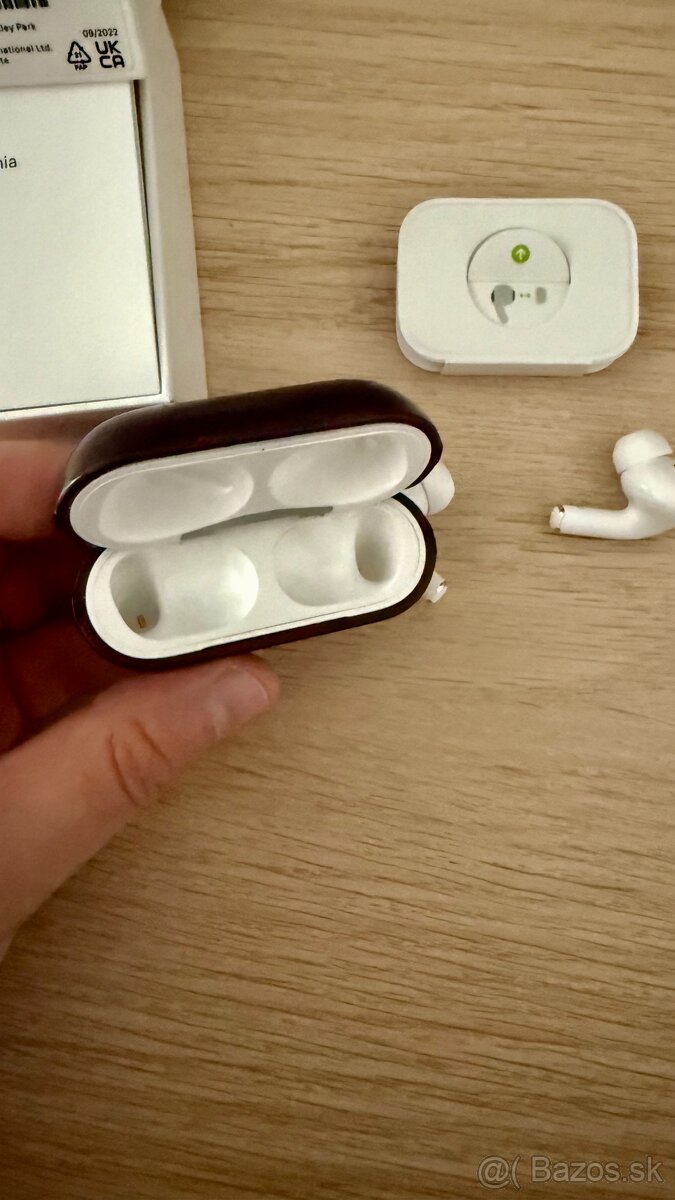 Apple AirPods Pro 2022 + Nomad Leather Case Brown - 8