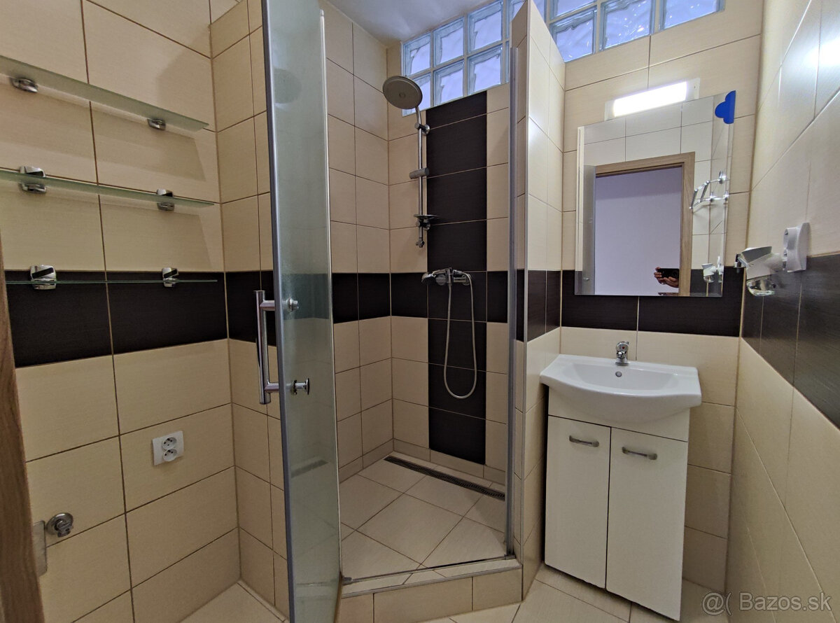 Na prenájom 4-izbový nezariadený byt po celkovej rekonštrukc - 8