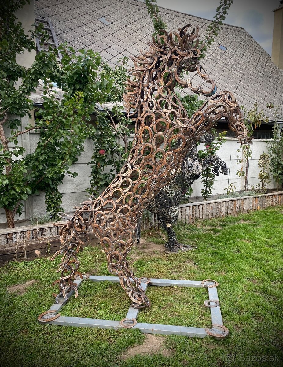 Majestátní kůň z podkov - 8