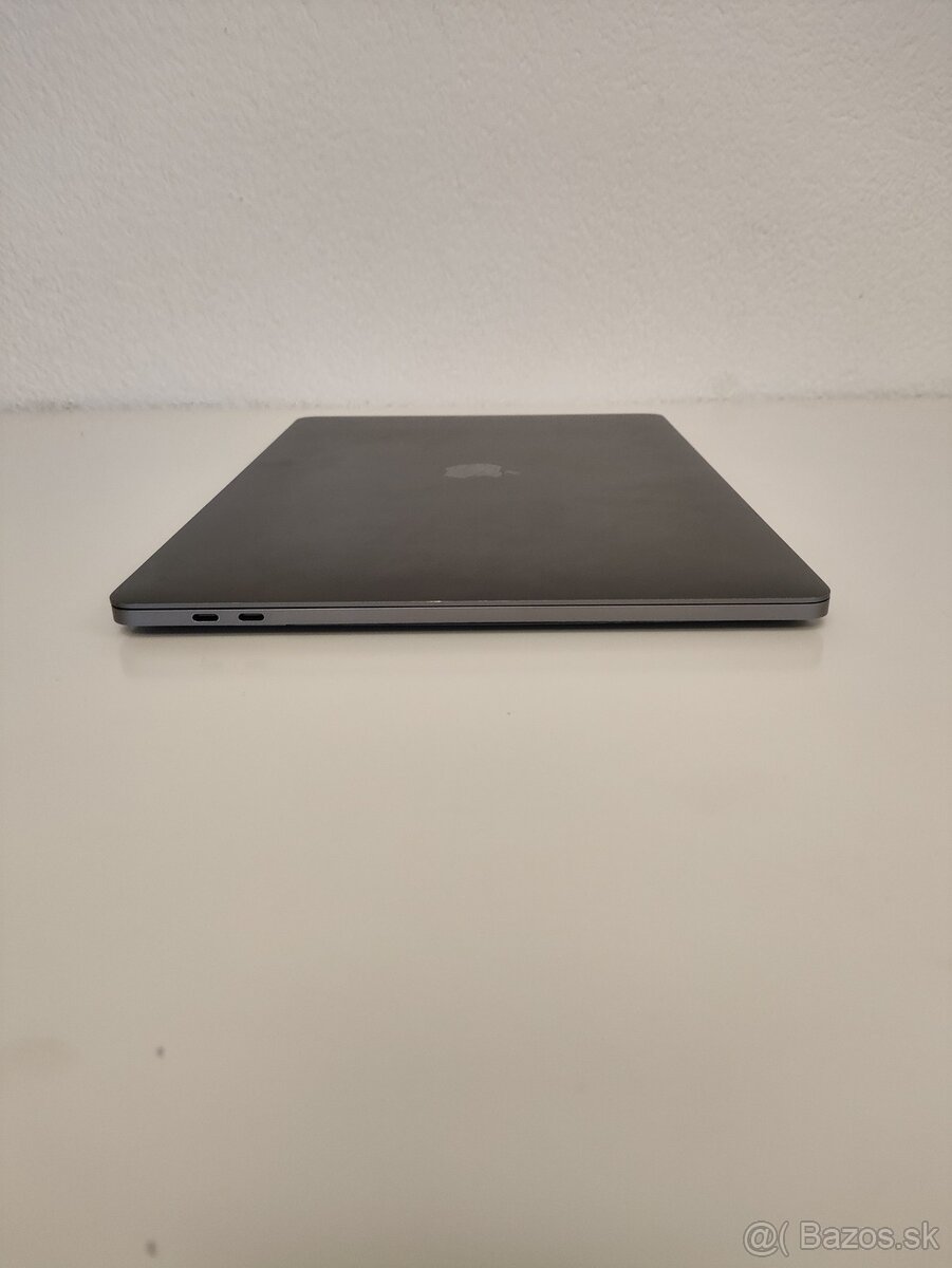 Apple MacBook Pro 15 (2017) A1707 | Intel Core i7 • 16 GB RA - 8