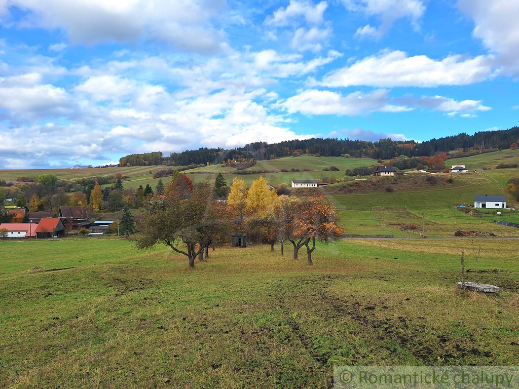 Dom v pôvodnom stave na krásnom pozemku (2130m2) v malej d - 8