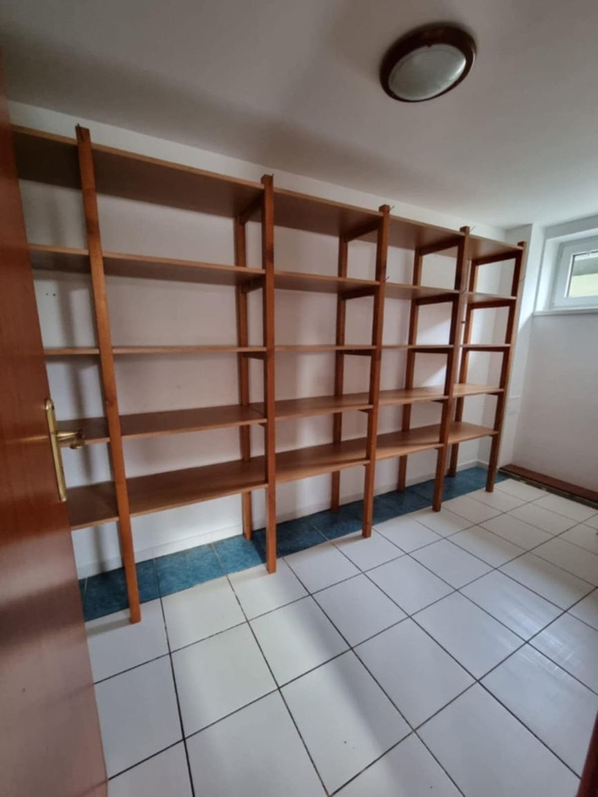 Ponúkame na predaj priestranný, viacgeneračný rodinný dom v - 8