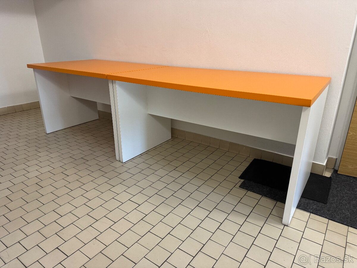 Prodán dva kancelářské stoly a věšák na zeď. - 8