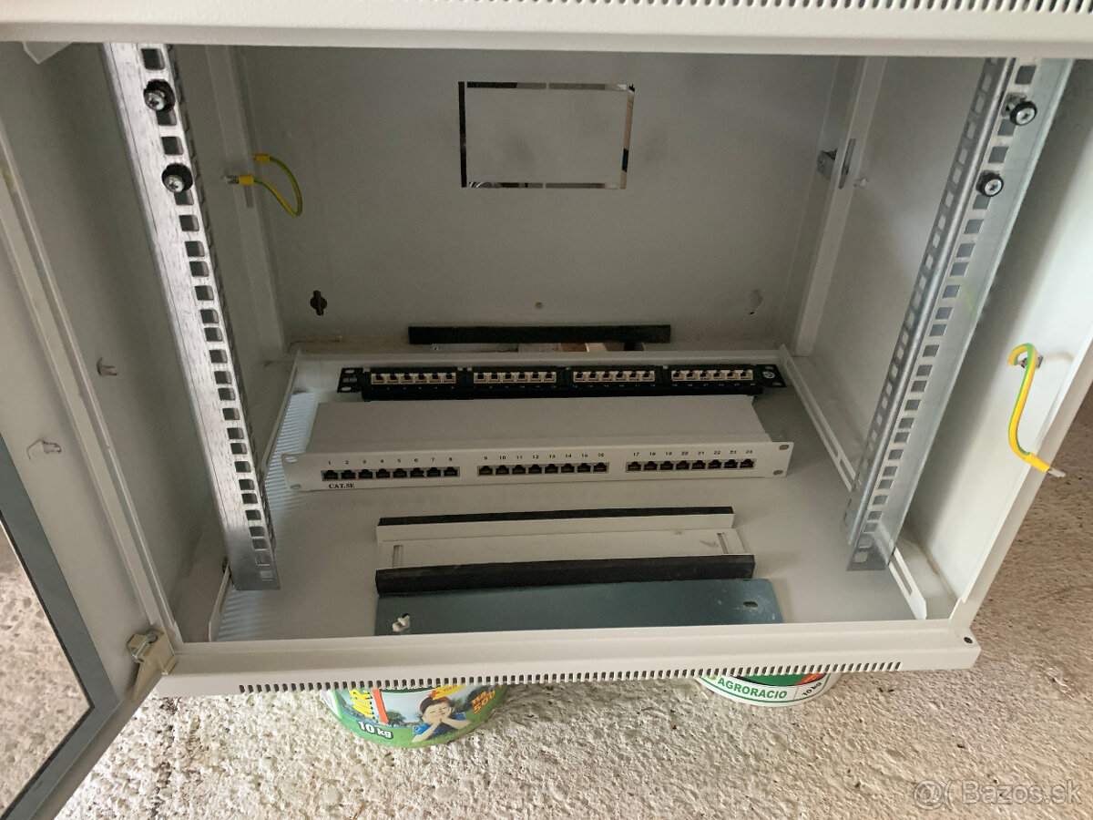 Predam Rack rozvádzač skrinu + patch panel - 8