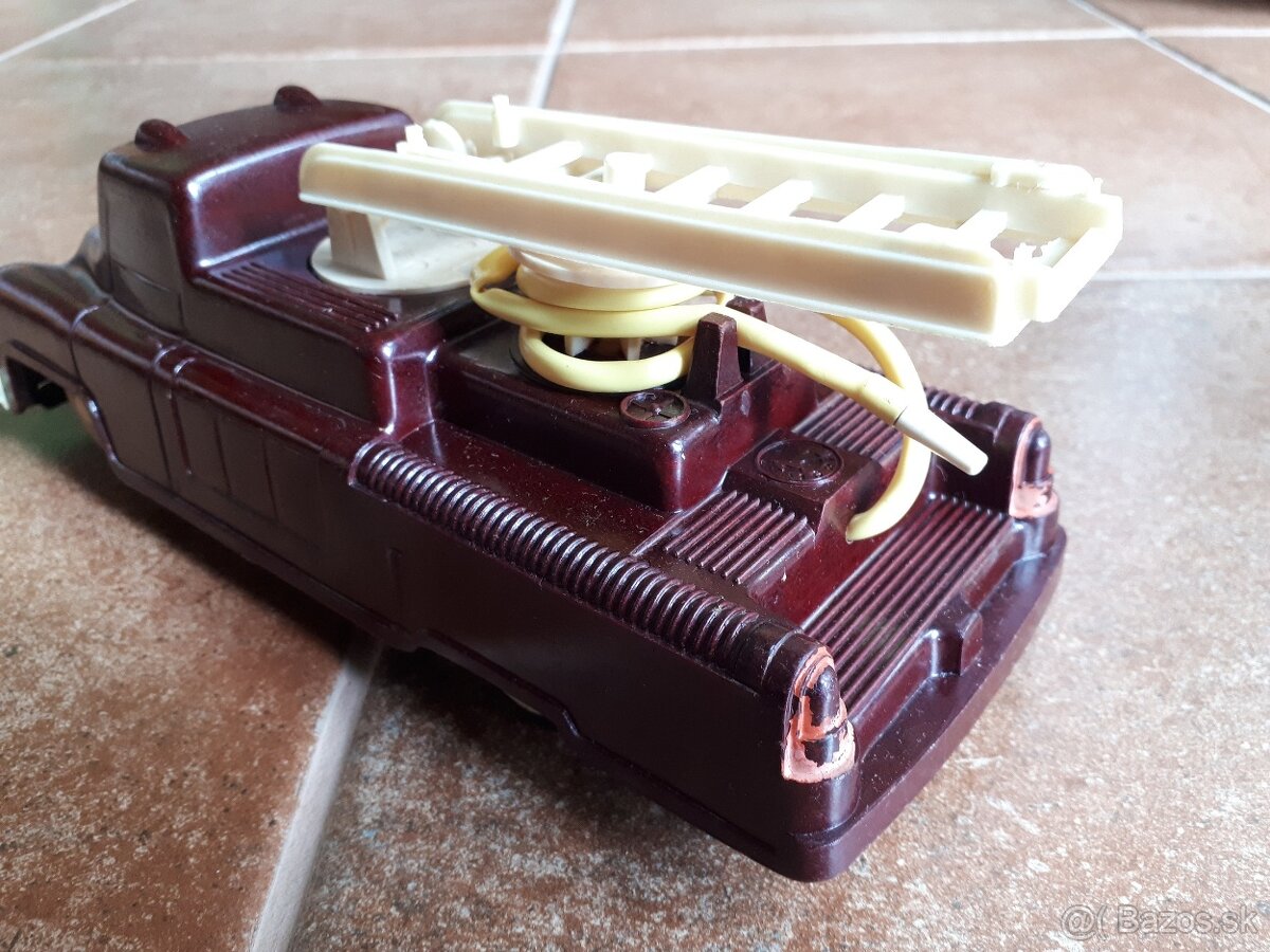 Stara hracka - Stare auto : Hasicske auto od IGRA - 8