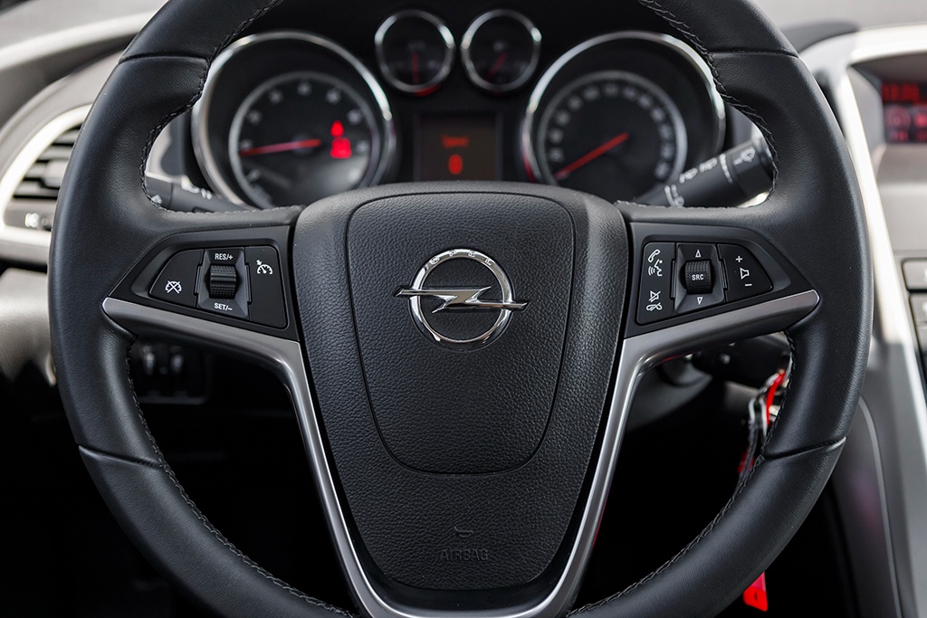 Opel Astra 1.6 ECOTEC 85kW Enjoy M5 03/2012 - 8