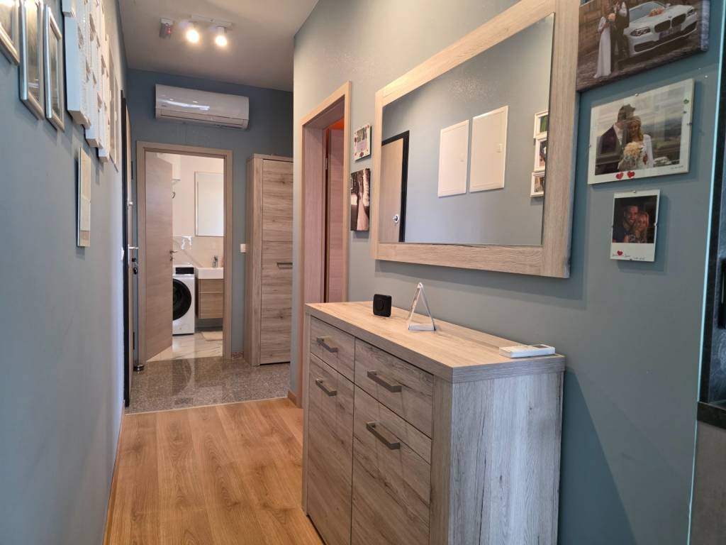 CHORVÁTSKO - 3 izbový apartmán v novostavbe 140 m od mora- V - 8