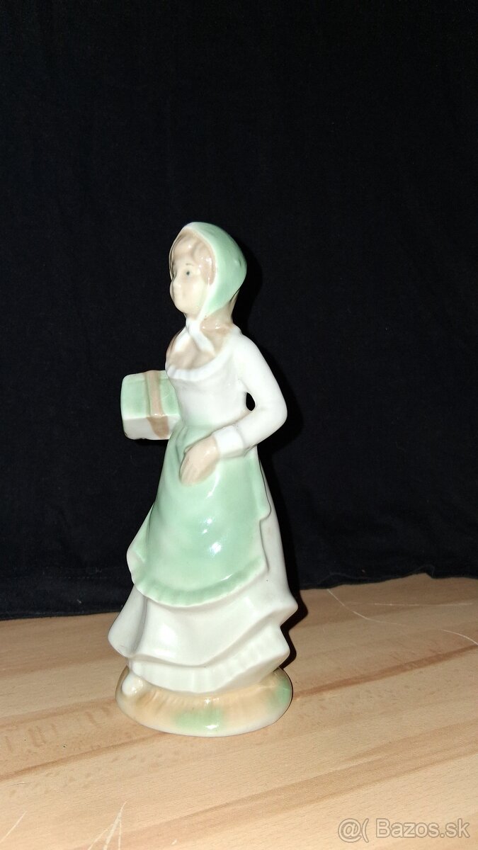 Predám porcelánovú figúrku/sošku Dievča s balíčkom - 8