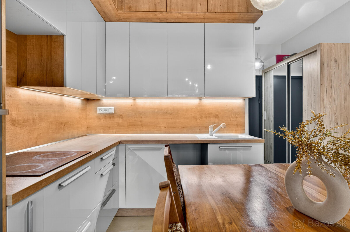 Na predaj 3-izbový byt so záhradkou a vlastným parkovacím mi - 8