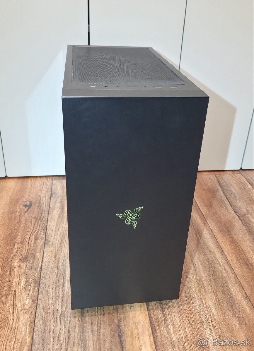 Razer Tomahawk ATX - 8