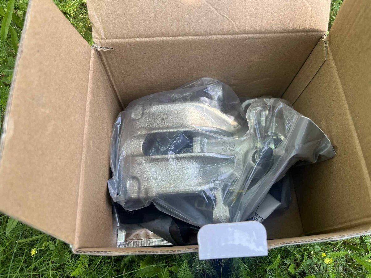 Brzdový strmeň na VW Passat Variant B4 - 8