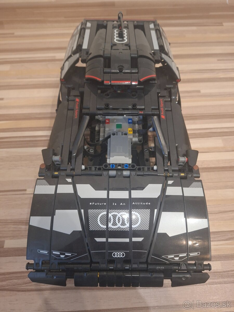 Predám LEGO Technic set Audi RS Q e-tron (42160) - 8