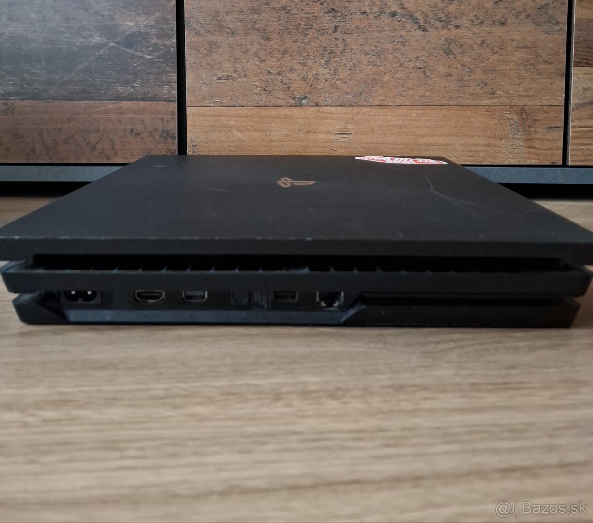 Playstation 4 pro + 2 ovládače + 2 hry - 8