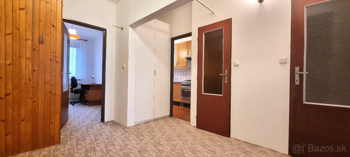 ČISTÝ 3i. BYT S NOVOU SEDAČKOU, POSTEĽAMI A KOBERCOM / BA IV - 8