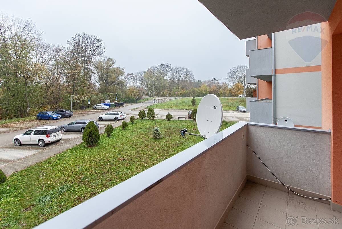 2-izbový byt s dvomi balkónmi, parkovaním a pivnicou – Kapln - 8