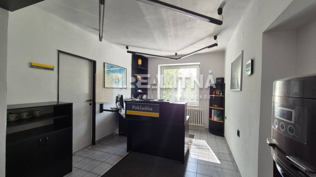 Priemyselný areál (tri haly, recepcia, kancelária, garáže, l - 8