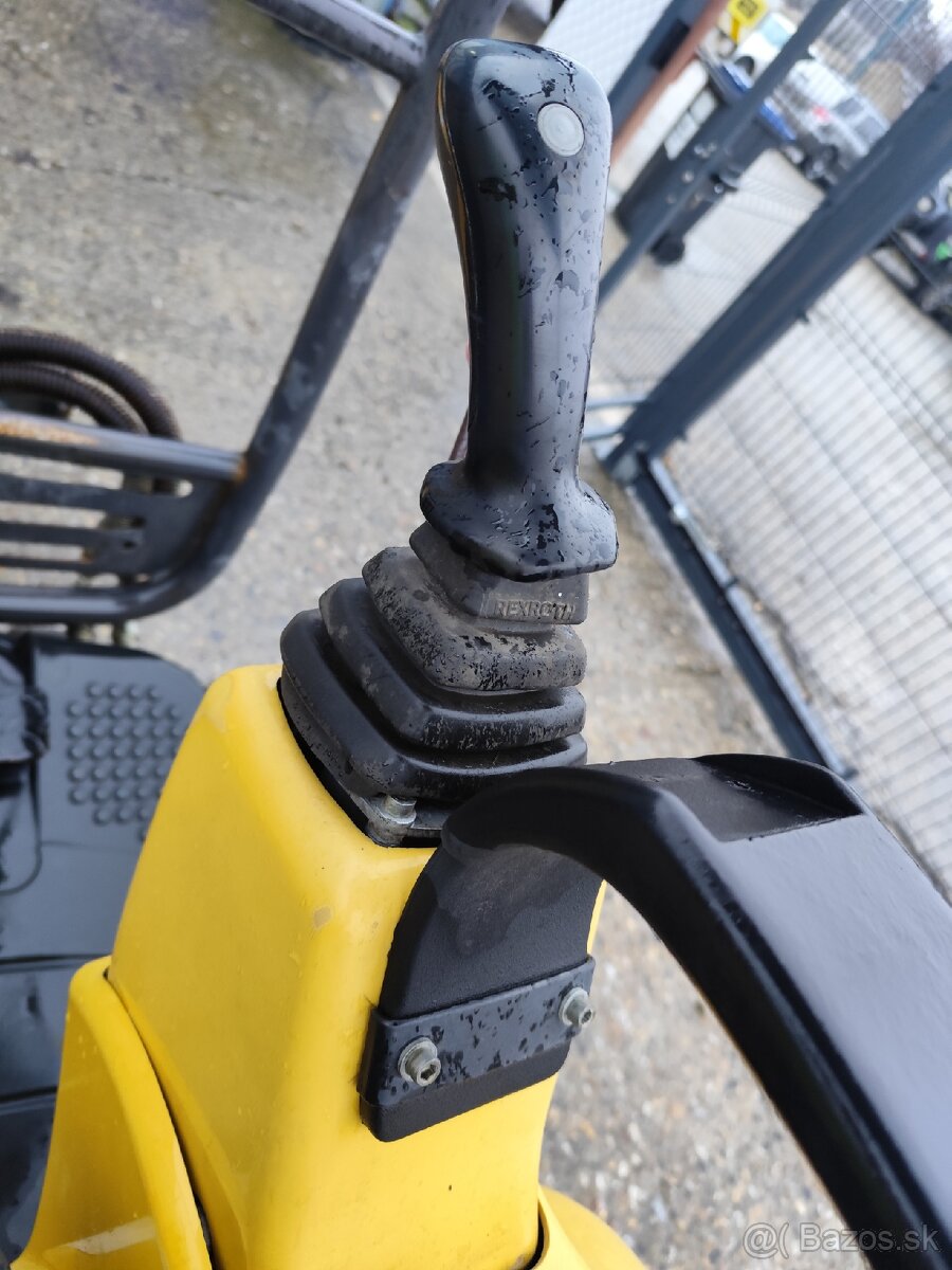 Mini bager Komatsu PC16 - 8