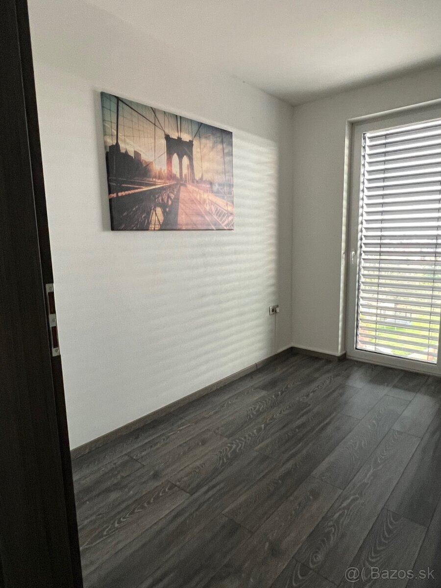 Predám trojizbový byt v PLATO Levice - 8