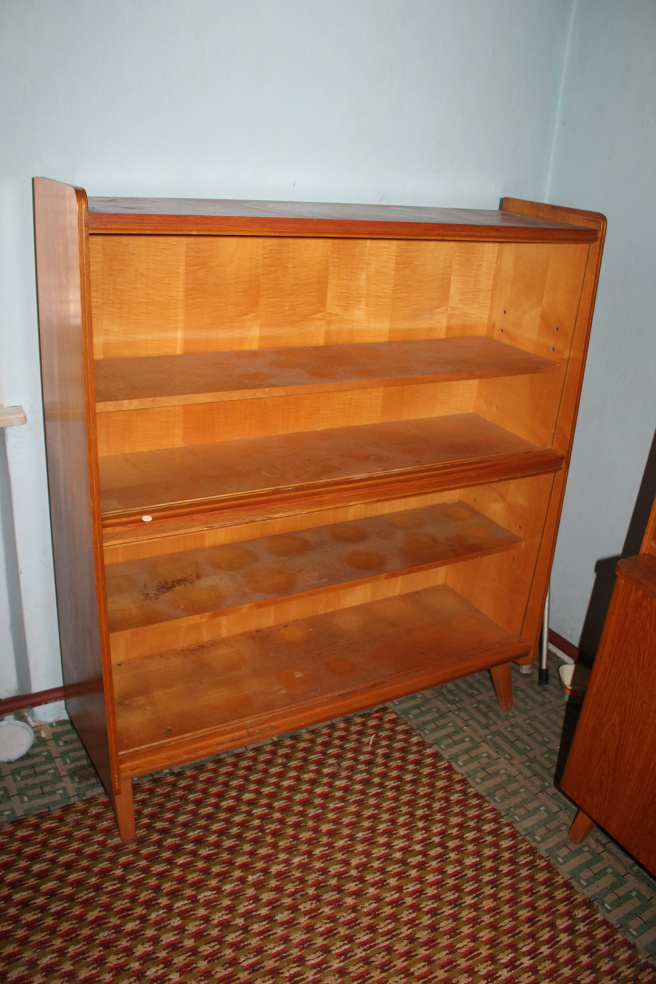 šicí stroj,skrina, knihovnička,sedačka. - 8