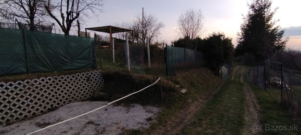 Predám dvoj záhradu s chatkou - 8