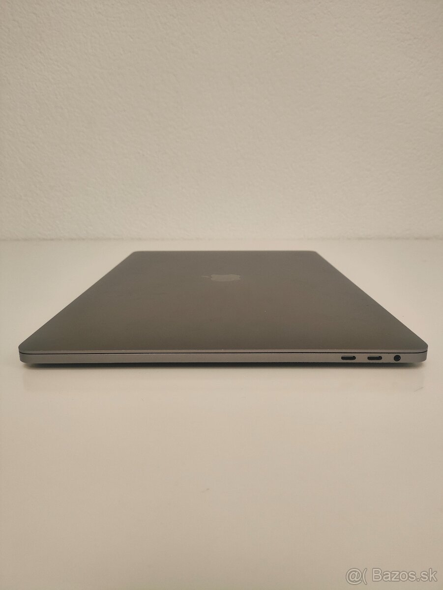 MacBook Pro 15" 2018 | i7 • 16GB • 256GB - 8
