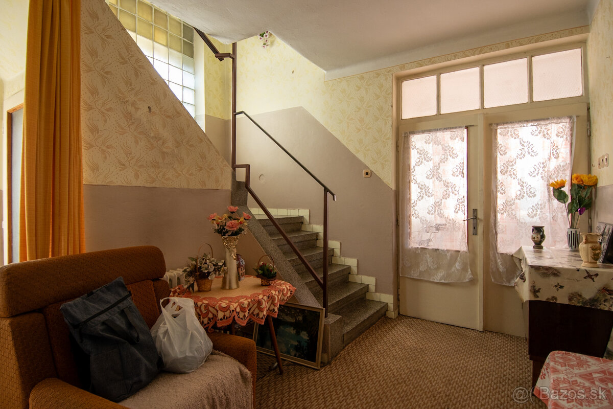 Starší trojpodlažný dom blízko centra - 8