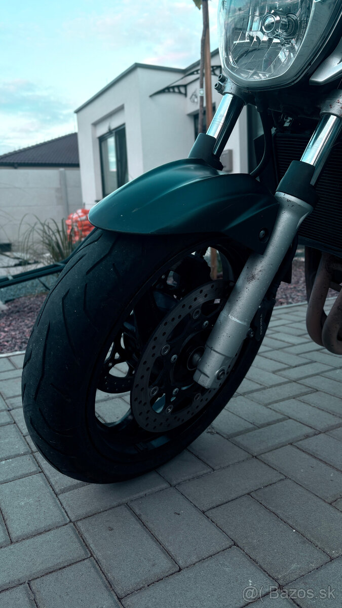 Suzuki GSR 600 - 8