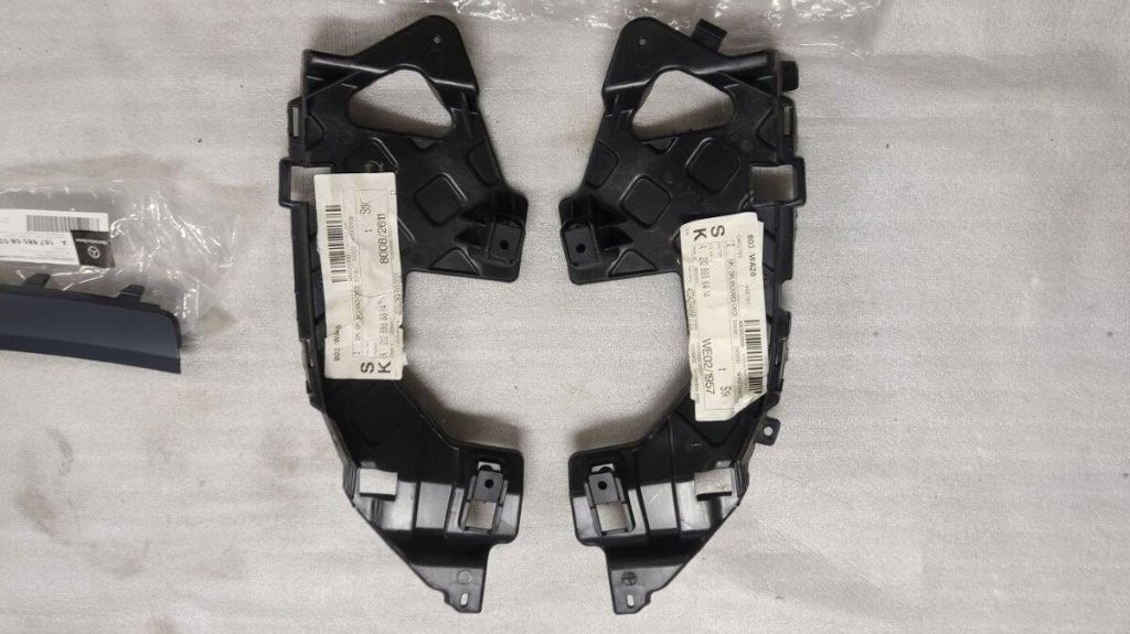 Hmlovka, Držiak ŠPZ, Lišta.... - 8