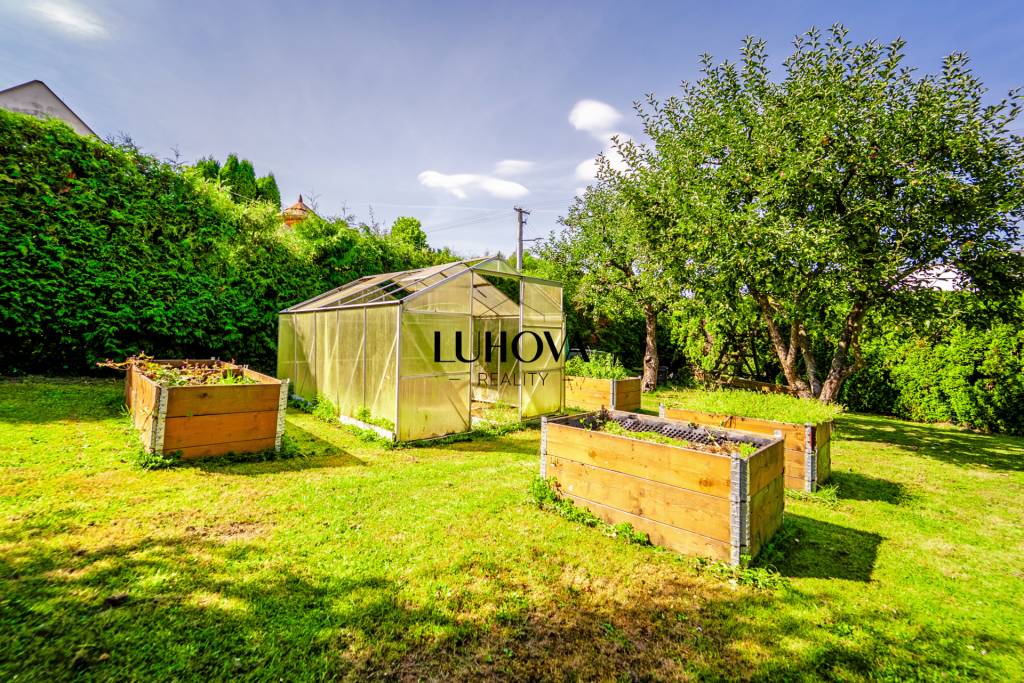 RODINNÝ dom s bazénom a krásnou záhradou - 8