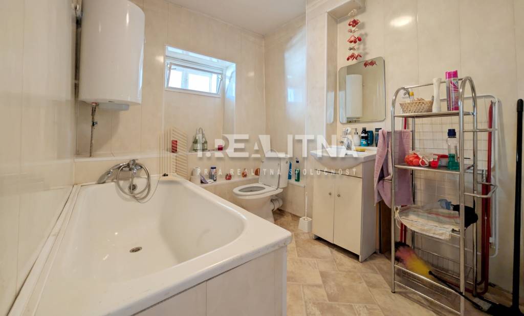 TRADIČNÝ DOM V SRDCI TAJOVA, 893 M2, TAJOV - 8