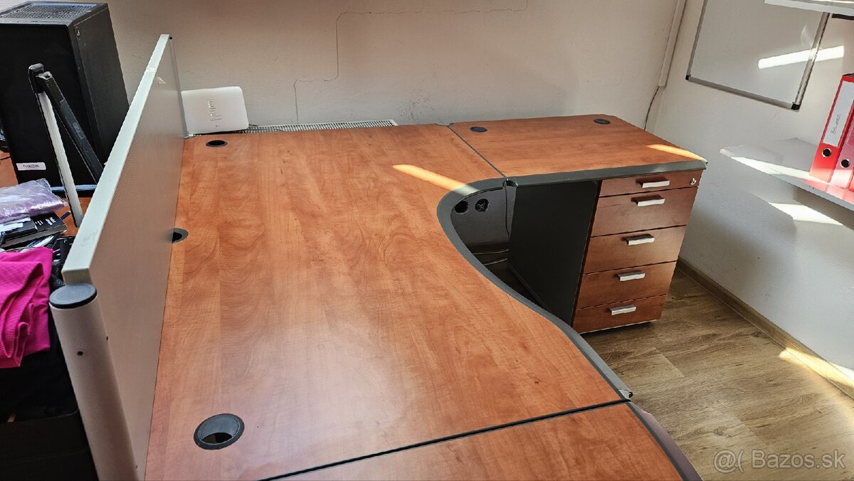 Predám kancelárske stoly – 3 kusy + poličky - 8