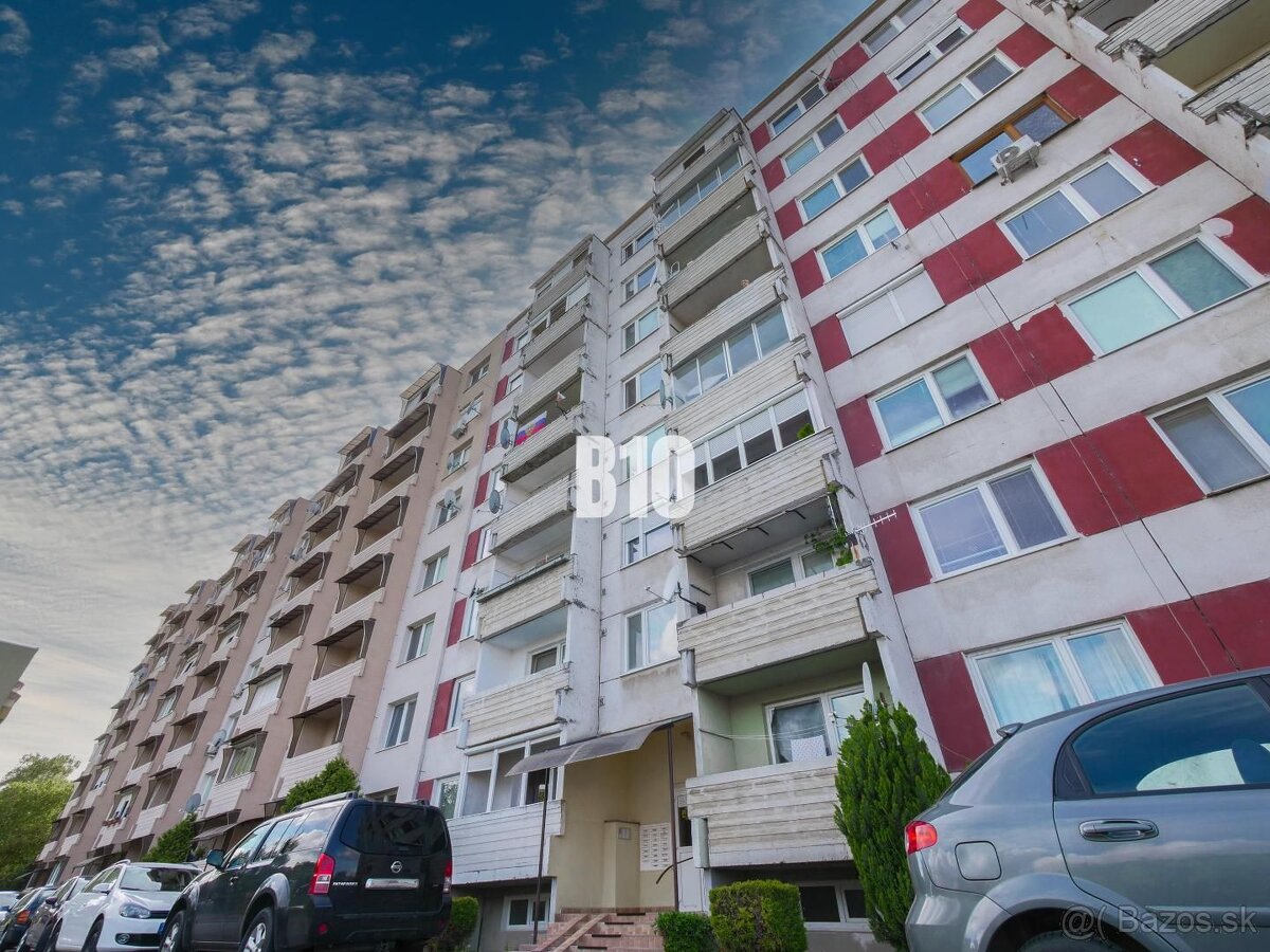 Priestranný 3-izbový byt s balkónom v Leviciach - 8