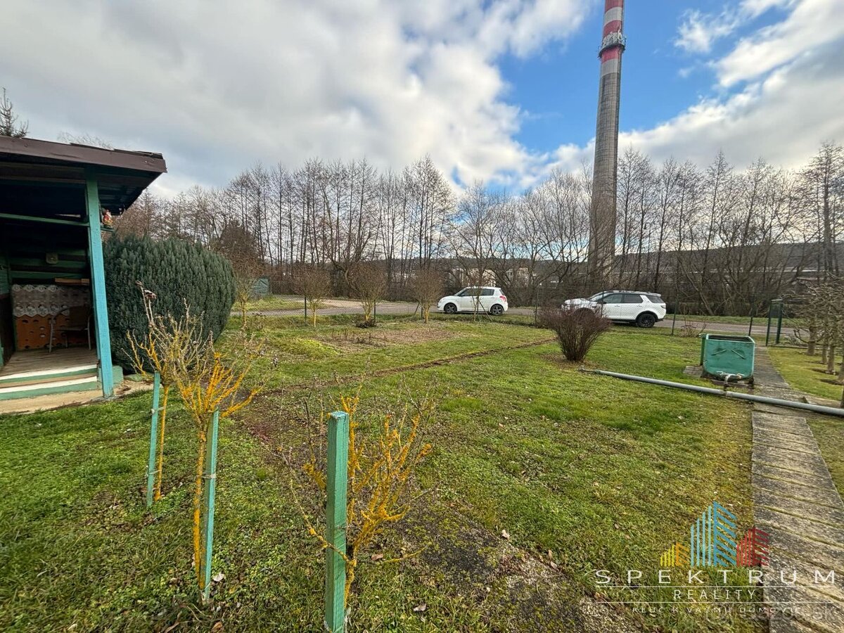 Exkluzívne na predaj  záhrada s chatkou v Bánovciach n/B - 8
