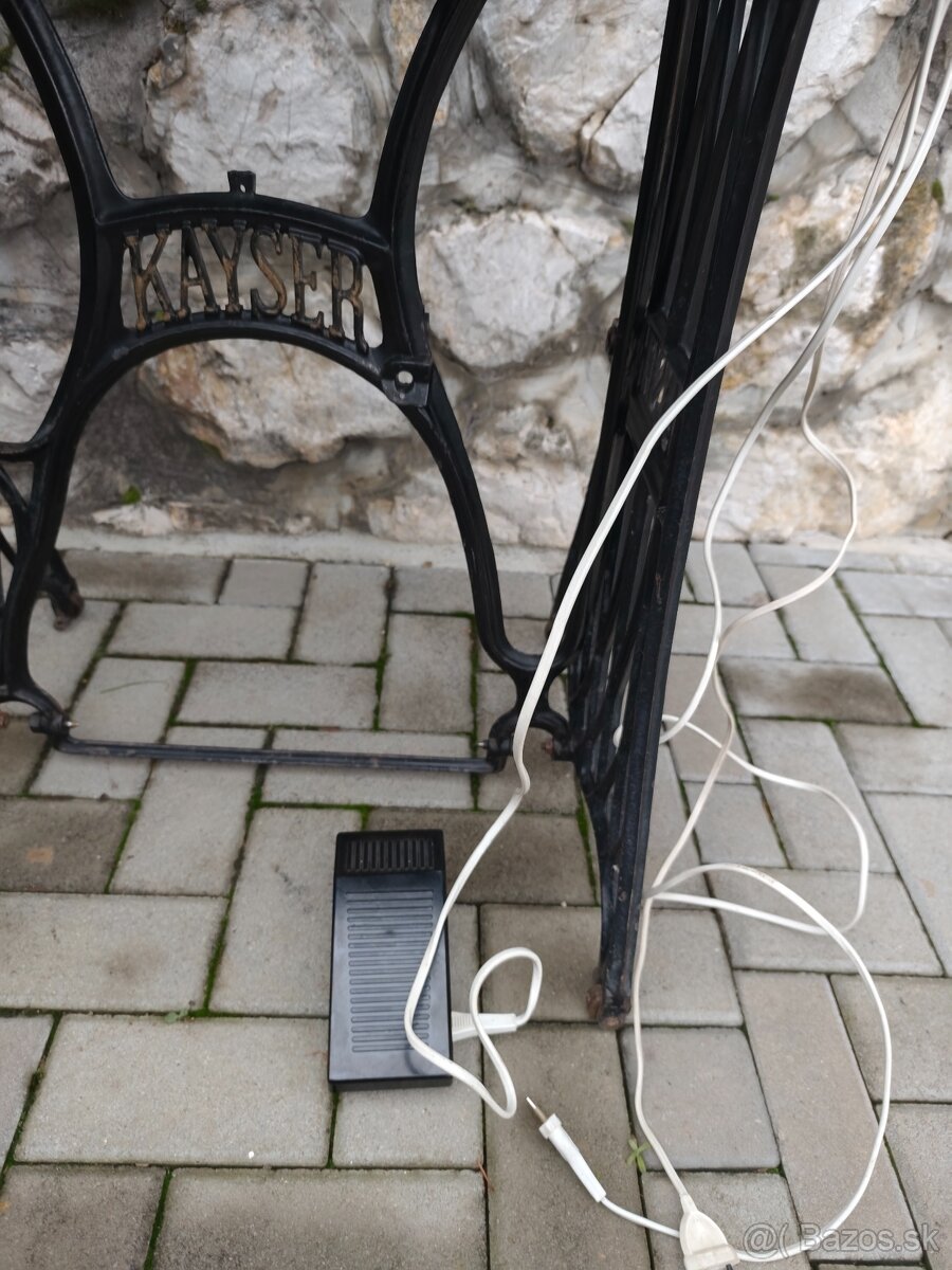Starý šijací stroj, ale elektrický-funkčný - 8