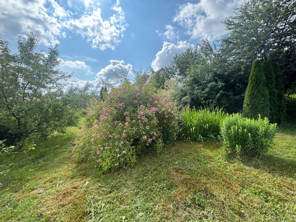 Predaj nádherného stavebného pozemku so záhradným domčekom v - 8