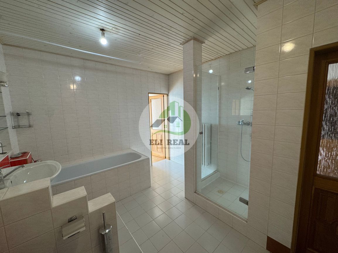 Prenájom priestranného mezonetového bytu s garážou a záhrado - 8