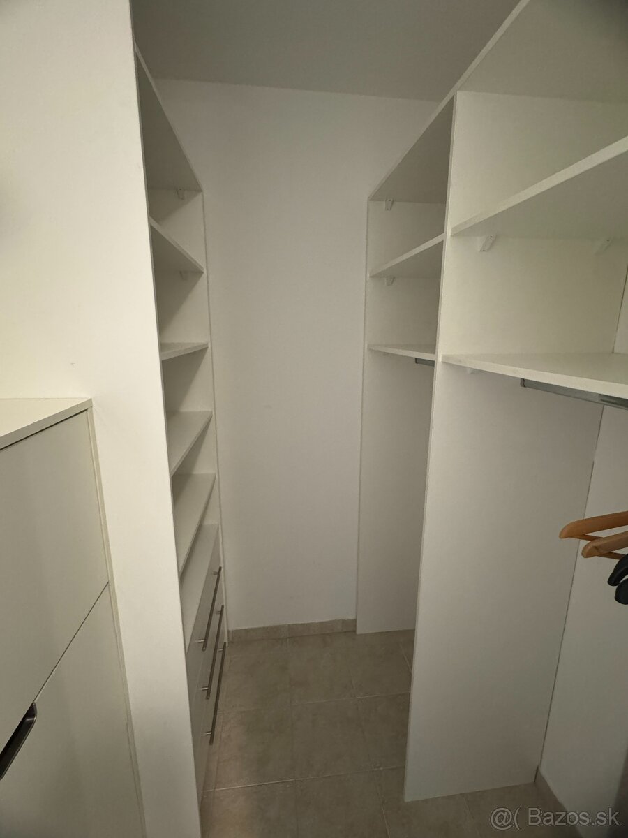 Priestranný 1-izbový byt s balónom a parkovacím státim - 8