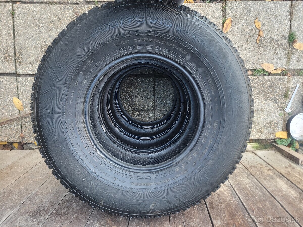 Nokian 265/75R16 - 8