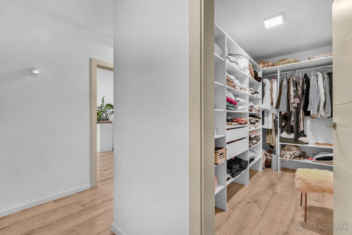 NA PREDAJ unikátny, samostatný 4-iz Rodinný dom priamo v DS - 8