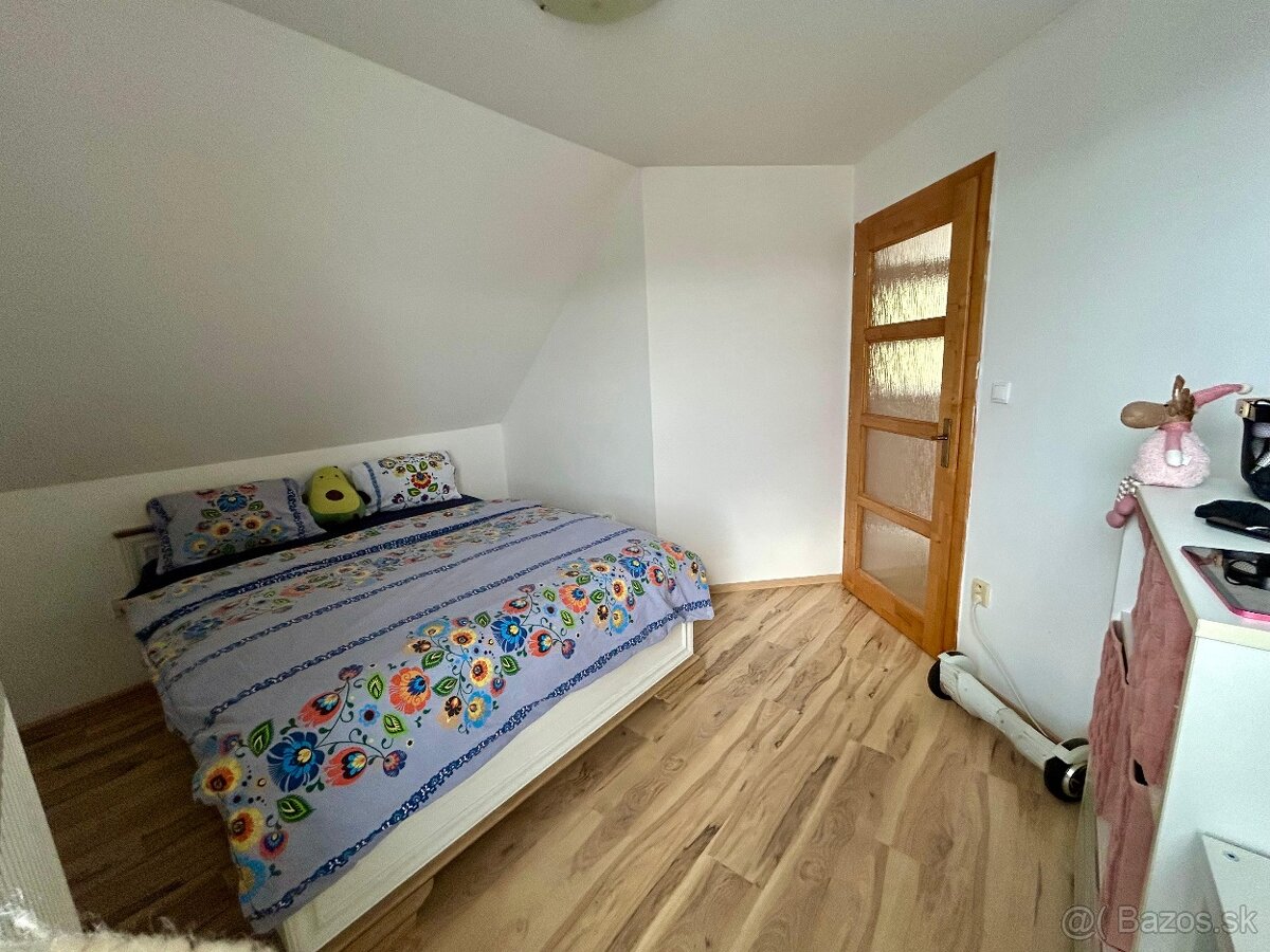 Moderný rodinný dom v tichej ulici s nádherným pozemkom - 8