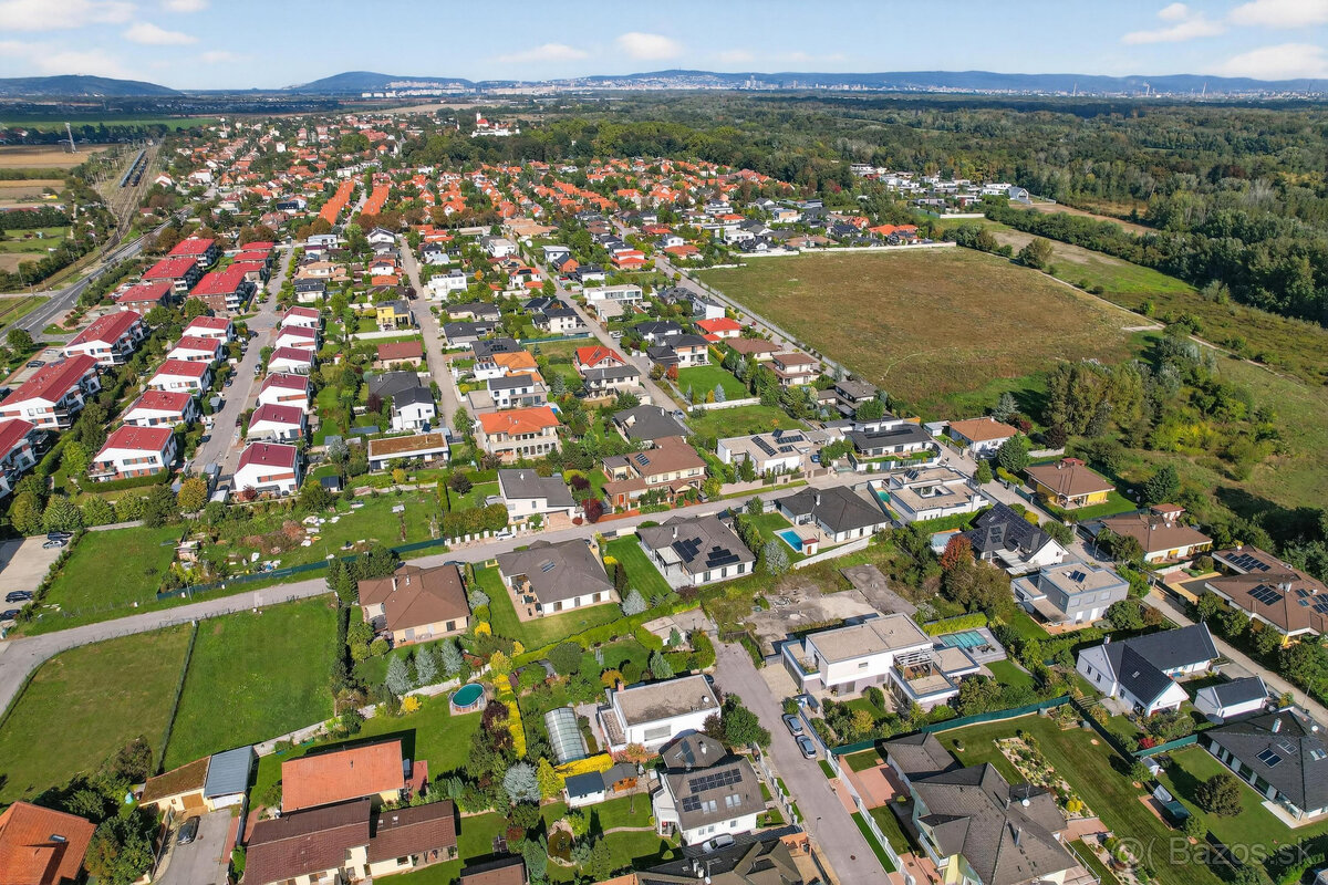 Stavebný pozemok s potenciálom pre 2 rodinné domy - 8