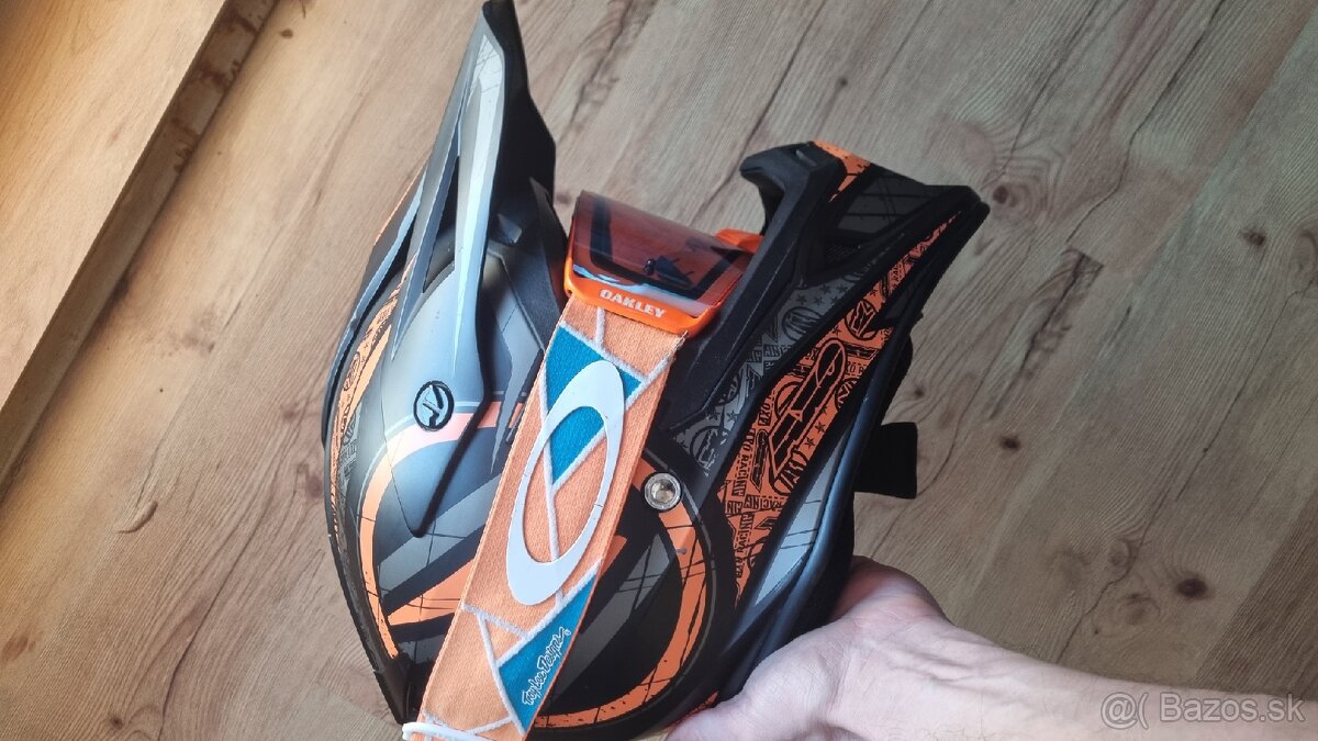 Prilba Axo Oakley - 8