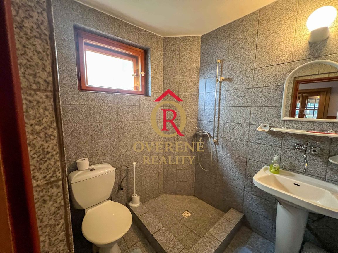 Exkluzívne na predaj priestranný rodinný dom so slnečnou záh - 8