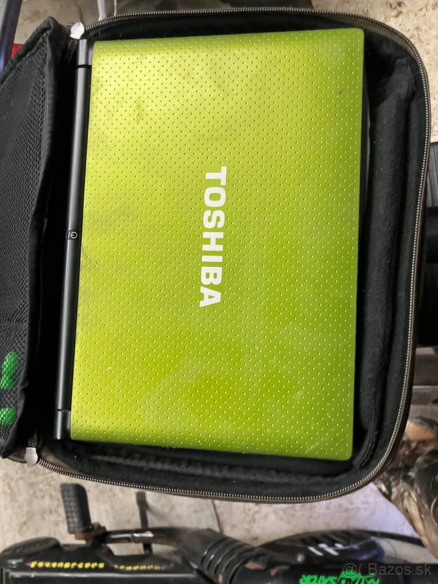 Predám 8 notebookov - 8