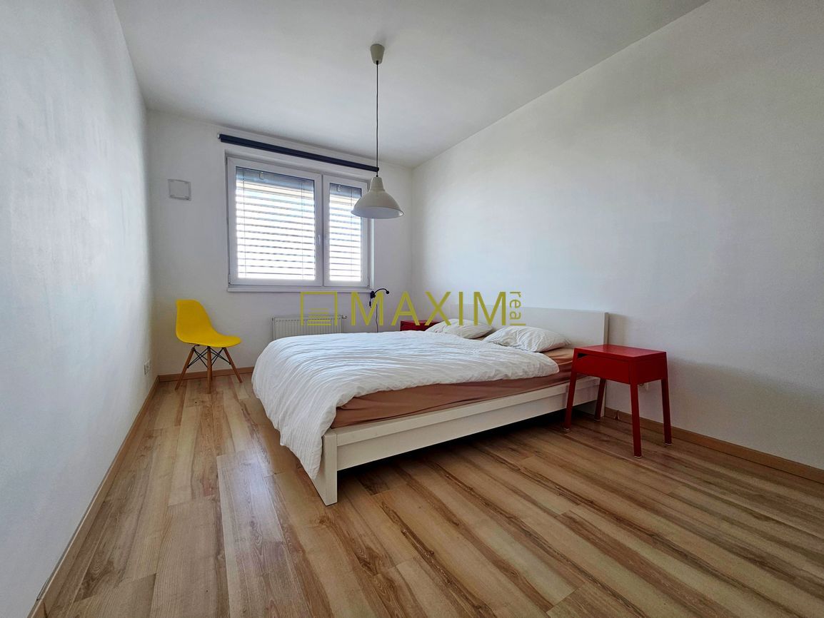 Ponúkame na predaj priestranný 2-izbový byt na Martinčekovej - 8