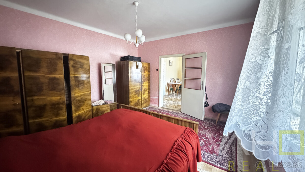 🏡 Na predaj: tehlový rodinný dom s veľkým pozemkom v obci Vá - 8