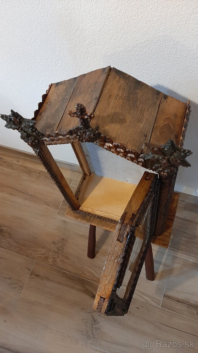 Starožitná skrinka, kaplnka so soškou. - 8