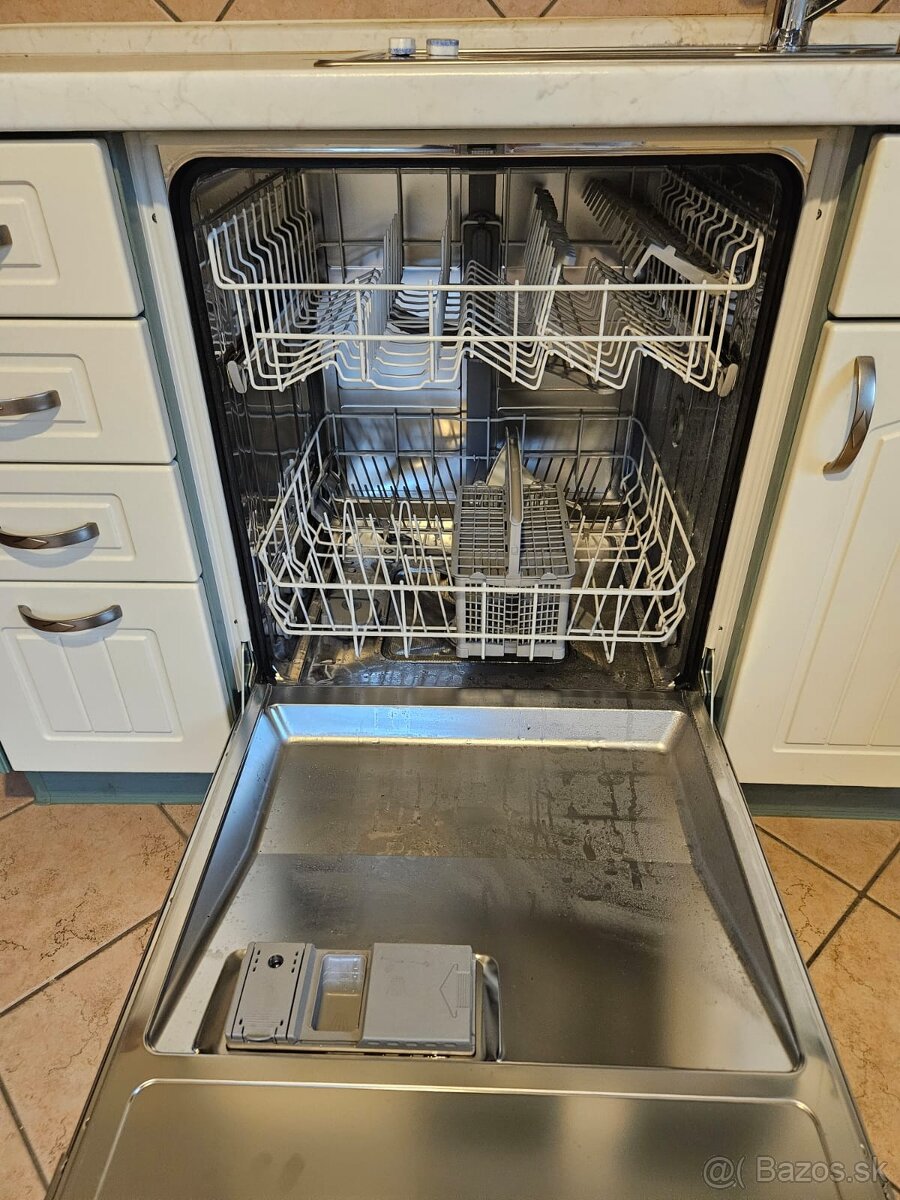 Masívna kuchynská linka z Nemecka so spotrebičmi - 8