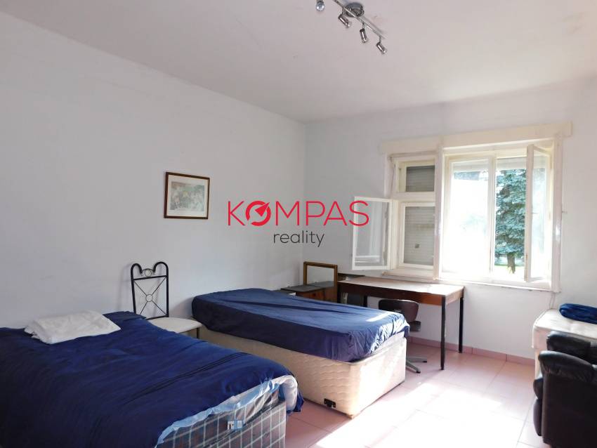 NA PREDAJ DVA DOMY S DVOROM A VEĽKÝM POZEMKOM LOKALITA - KR - 8