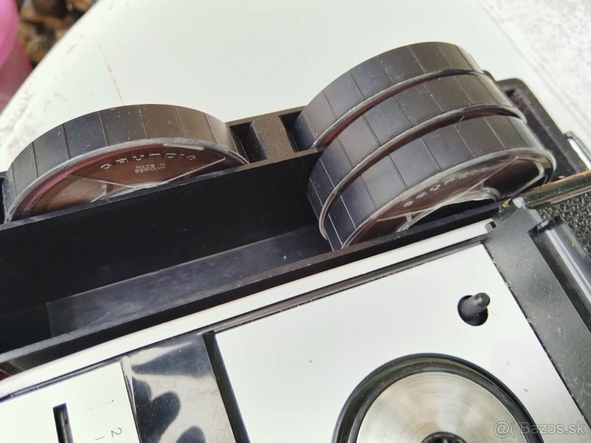 starý kufríkový diktafón - 8